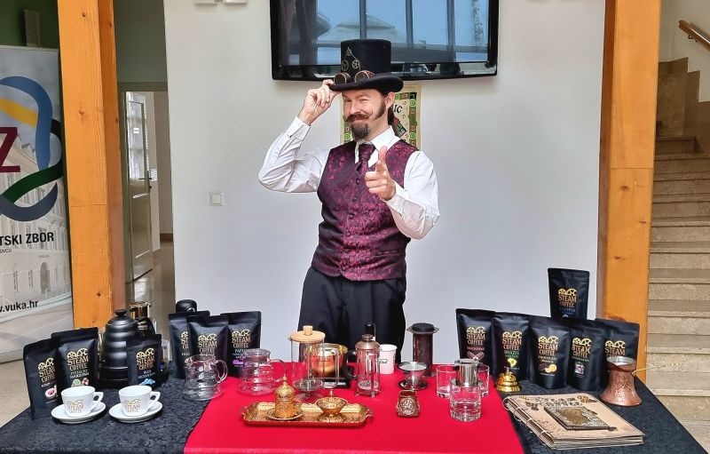 KARLO-ljupci pripremali i ispijali Blue Mountain kavu s Jamaice kakvu je pio James Bond